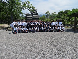 修学旅行1日目・松本城見学を開きます。